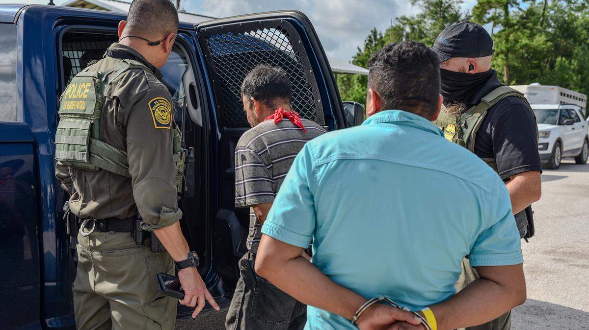 Estados Unidos registró una inmigración neta negativa en 2025 por primera vez en décadas, con más migrantes abandonando el país de los que entraron, según muestra un informe publicado este martes por el Instituto Brookings. 
