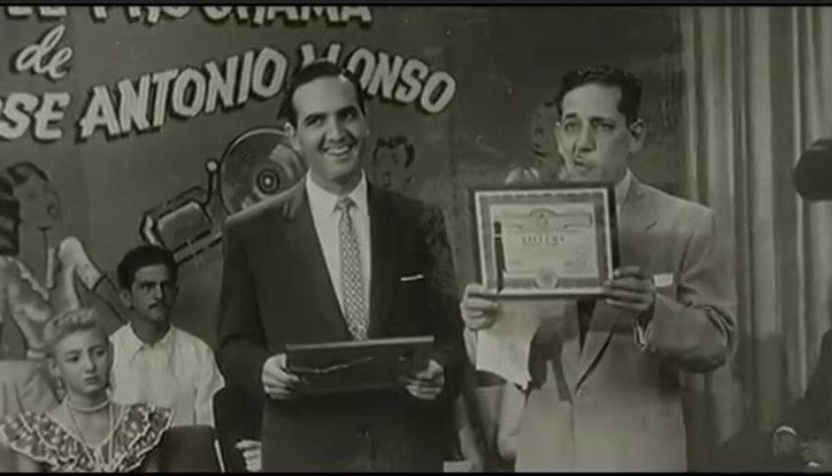 Eduardo Luján (izq) durante una presentación en el programa de José Antonio Alonso en la televisión cubana.