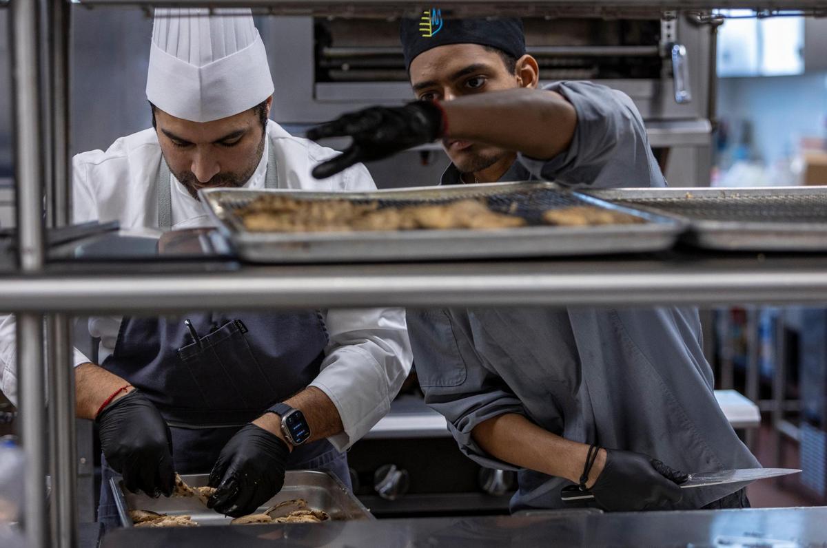 El chef chileno Christopher Rieloff (izq.), instructor del Miami Culinary Institute del Miami Dade College, con el estudiante Christopher Salnave. El chef Rieloff indica que la carrera es muy versátil, que pueden llegar a ganar hasta $120,000 y que en Miami hay mucha demanda por la profesión, que incorpora adelantos de tecnología como el manejo de hornos inteligentes.