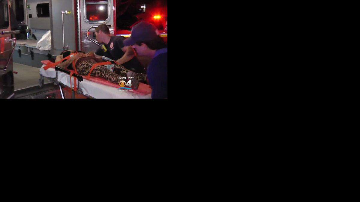 Tres personas fueron trasladadas al hospital. Cortesía CBS4.