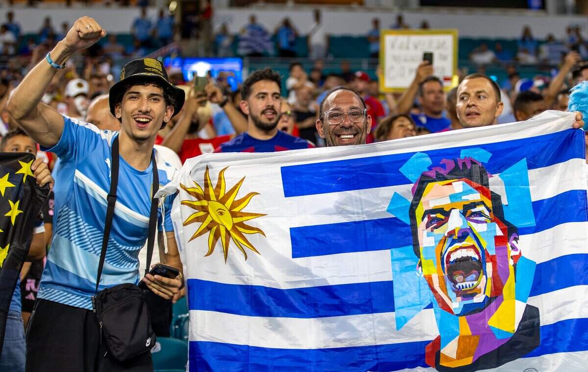 Aficionados de Uruguay apoyan a la selección de su país en el partido de la Copa América ante Panamá, celebrado el 23 de junio de 2024 en el Hard Rock Stadium en Miami Garden, Florida.