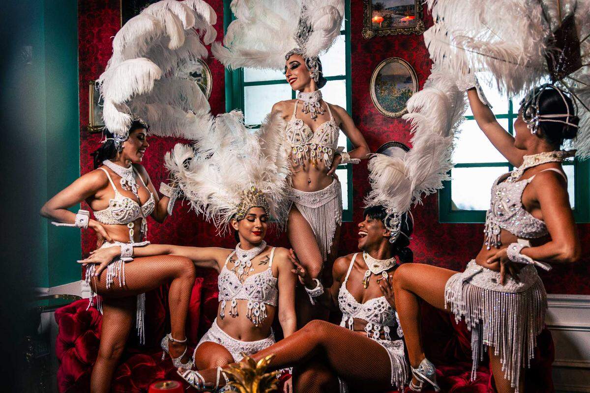 Los shows son de jueves a domingo, con diferentes temáticas. Los jueves, se puede disfrutar la fantasía burlesque House of Desire.