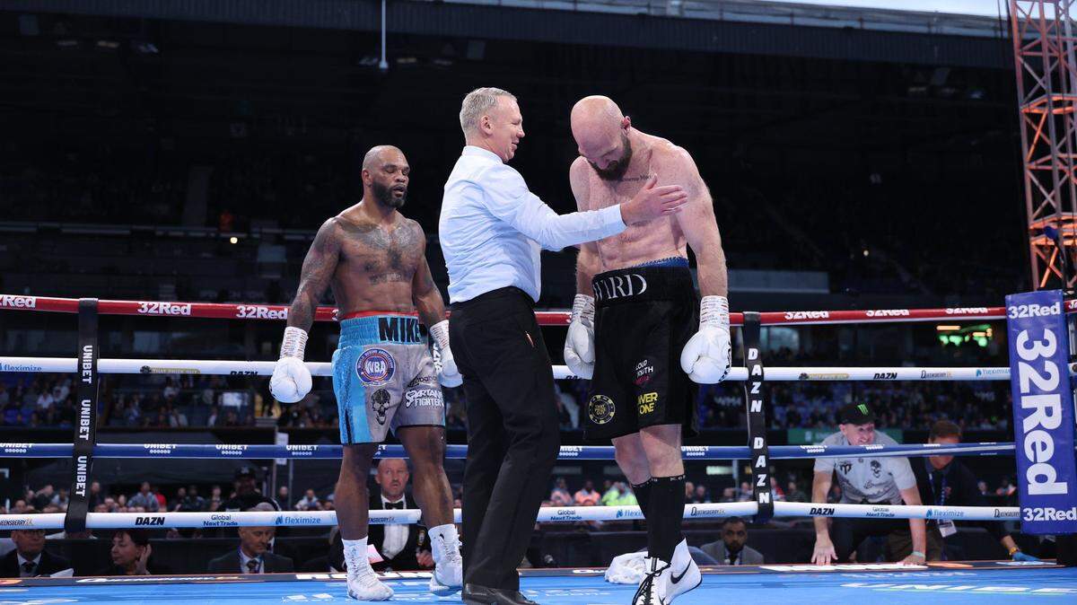 El cubano Mike Pérez (izq.) tiró tres veces a Tony Ward antes de que la esquina detuviera el combate: un regreso imponente en la división crucero. 