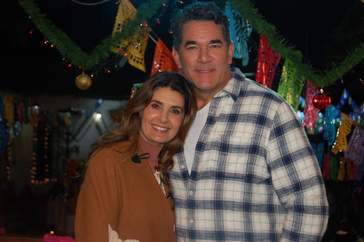 ‘Somos Navidad’ cuenta con las actuaciones de Eduardo Santamarina y Mayrín Villanueva.