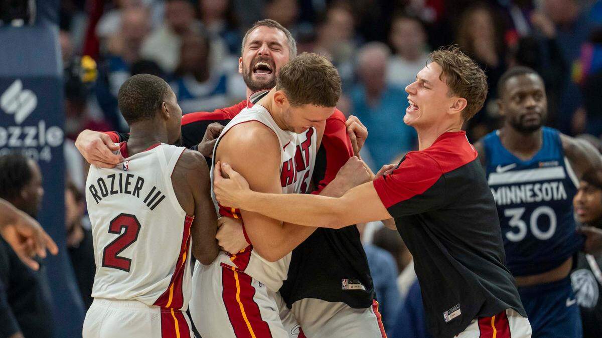 Los jugadores del Heat de Miami celebran con Nikola Jovic (centro) tras derrotar a los Timberwolves, en el partido celebrado el 10 de noviembre de 2024 en Minneapolis, Minnesota.