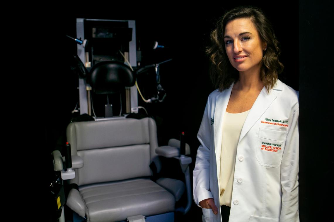 La doctora Hillary Snapp es jefa de Audiología en la Escuela Miller de Medicina en la Universidad de Miami. La silla y los visores especiales en la foto ayudaron a diagnosticar las anormalidades en el oído interno encontradas en los afectados por los incidentes de salud en La Habana.