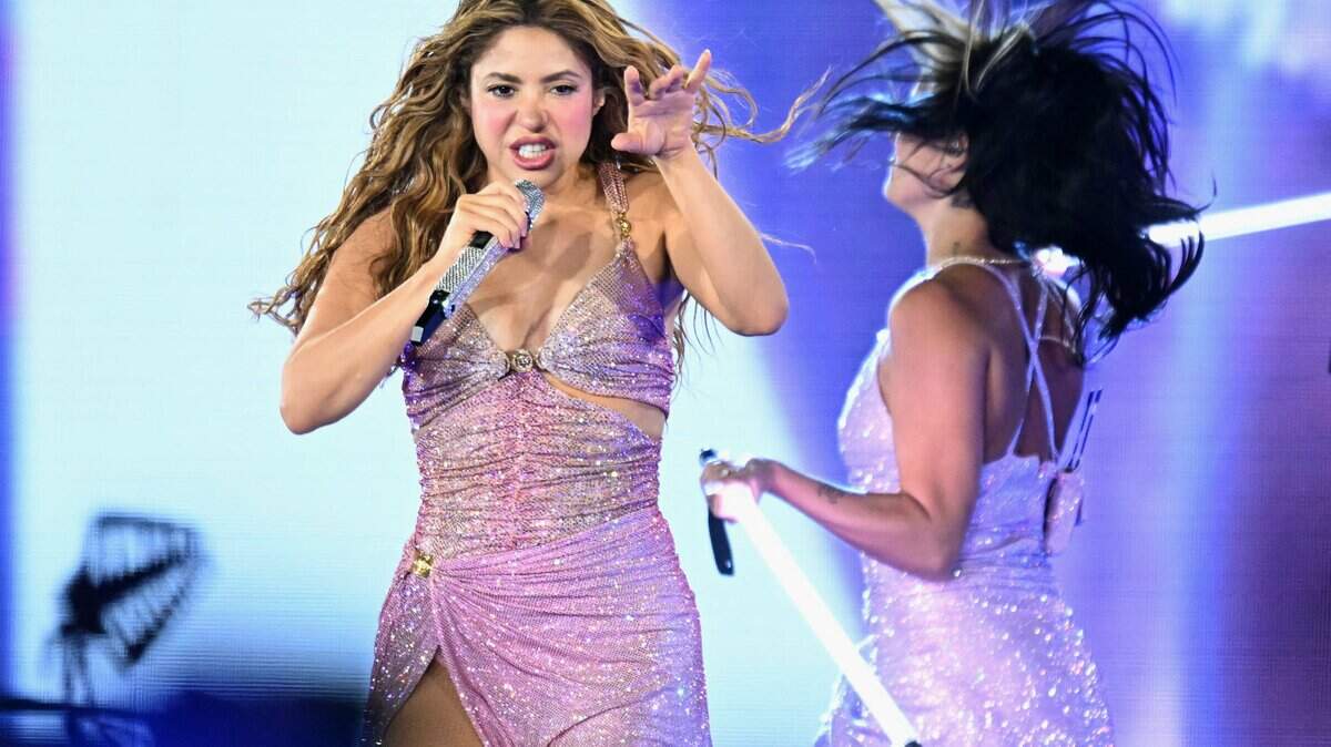 La cantante colombiana Shakira se presenta en el escenario durante su gira mundial Las Mujeres Ya No Lloran en el Estadio Jorge “El Mágico” González en San Salvador, el 8 de febrero de 2026.