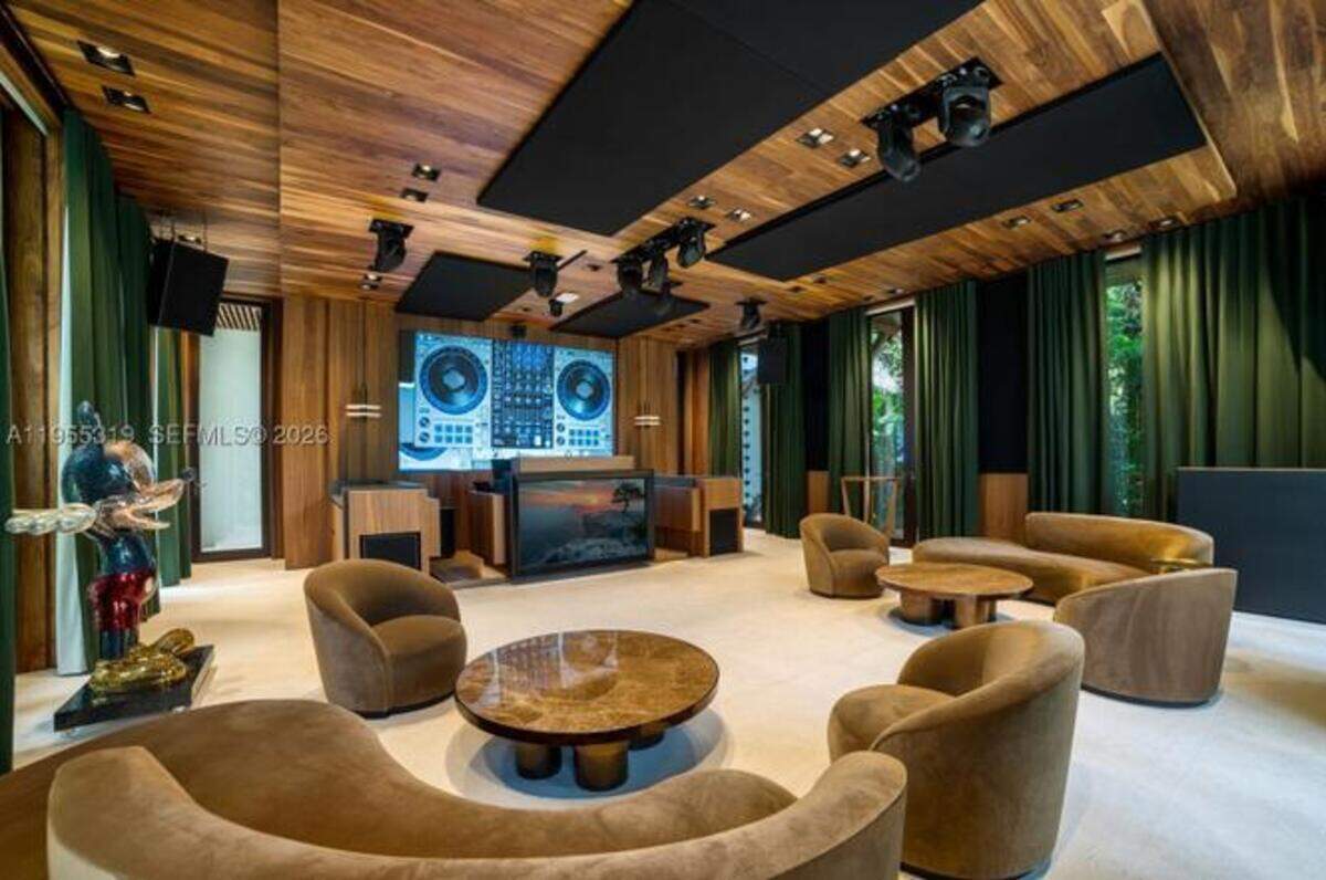 Una sala de estar equipada con equipo de DJ es una de las comodidades de la casa de John Ruiz en Gables Estates.