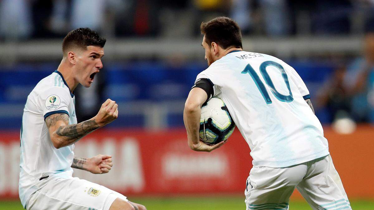 CAF09127. BELO HORIZONTE (BRASIL), 20/06/2019.- El jugador de Argentina Lionel Messi (d) celebra un gol durante el partido Argentina-Paraguay del Grupo B de la Copa América de Fútbol 2019, en el Estadio Mineirão de Bello Horizonte, Brasil, hoy 19 de junio de 2019. EFE/Juan Ignacio Roncoroni