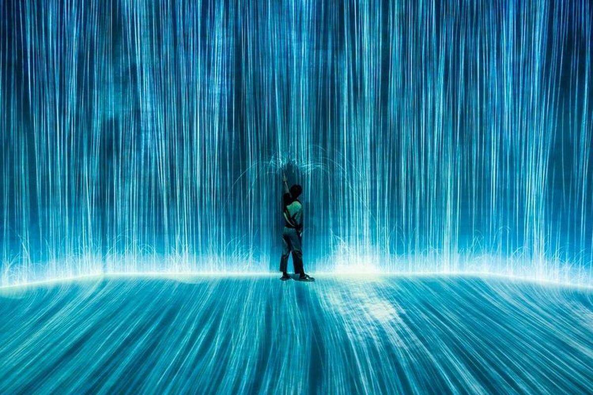 Una instalación cinética del estudio de artistas con sede en Ámsterdam DRIFT se exhibe en el área del vestíbulo principal de Superblue.