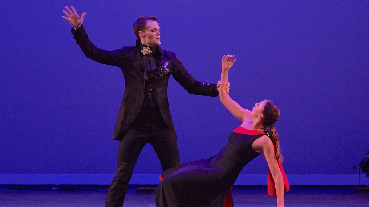 Matthew Huefner (Dorian Gray) y Julia Faris en “Dorian’s Reflection” de Baumgarten y Salterini, inspirada en la novela “The Picture of Dorian Gray” de Oscar Wilde. 