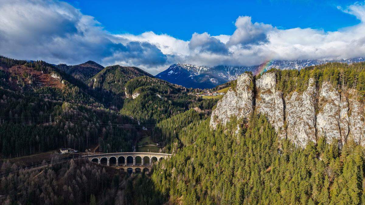 La línea ferroviaria Semmering Railway (de Gloggnitz a Mürzzuschlag, en Austria), en el séptimo puesto de la lista, ofrece paisajes espectaculares. 