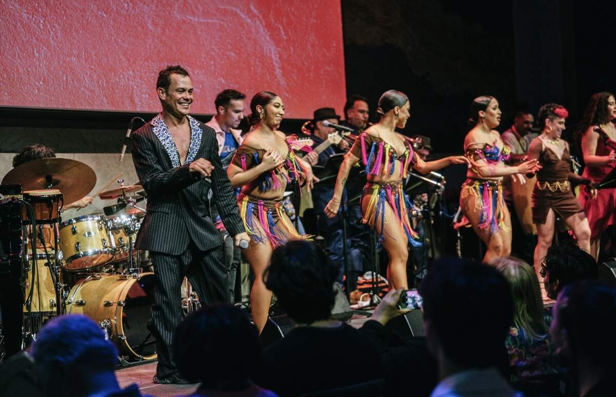 La música de la puesta en escena de “Celia Cruz 100” mezcla salsa, son cubano, mambo y otros ritmos clásicos.