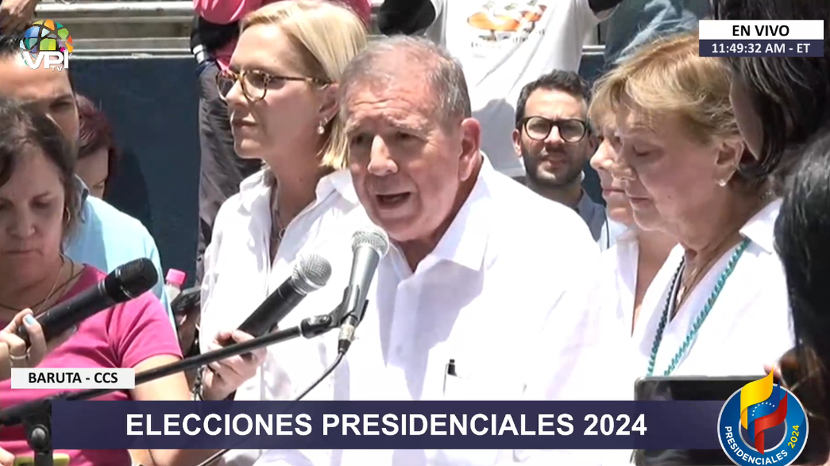 El candidato presidencial de la oposición Edmundo González hace declaraciones a la prensa tras votar el domingo 28 de julio de 2024, en Caracas.