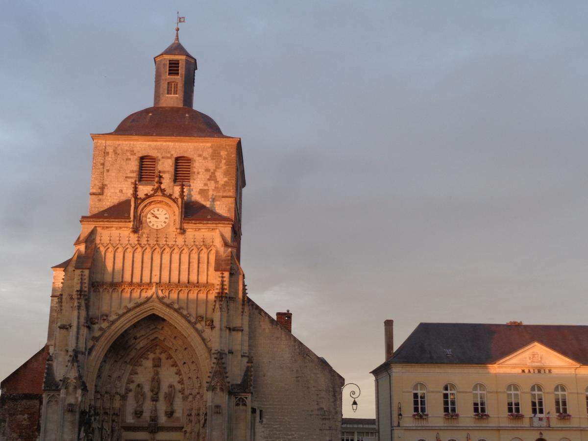 La iglesia Saint-Saulve y el Ayuntamiento de Montreuil al atardecer.