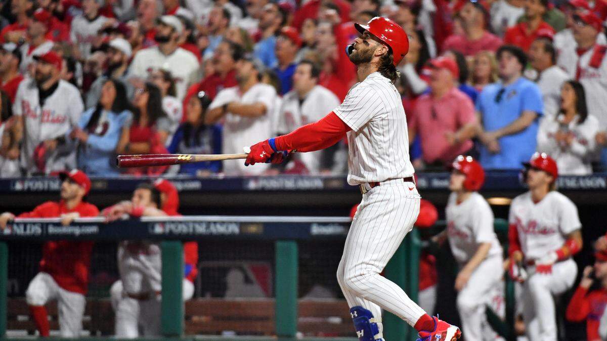  Bryce Harper respondió a las burlas de Orlando Arcia con un monumental cuadrangular de tres carreras y uno más en solitario, mirando fijamente al torpedero venezolano en cada paso de su recorrido alrededor de las bases, y los Filis de Filadelfia aplastaron el miércoles 10-2 a los Bravos de Atlanta en el segundo juego de la Serie Divisional de la Liga Nacional.
