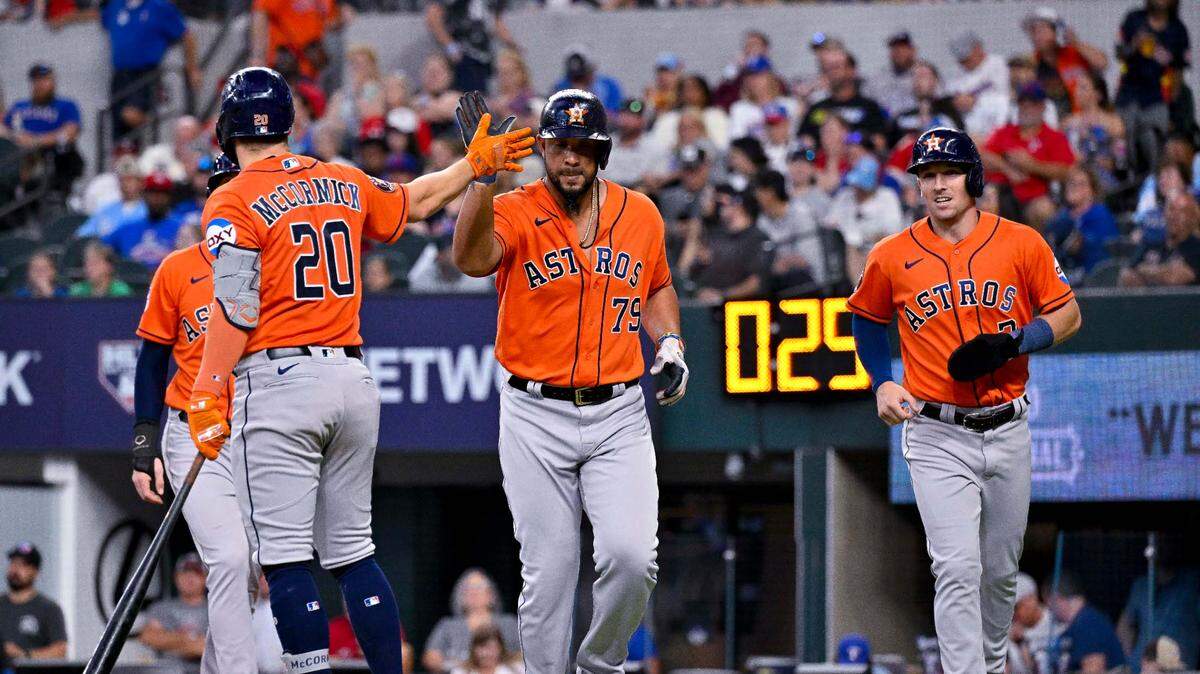 José Abreu (centro) pegó un jonrón de tres carreras por el jardín izquierdo a 452 pies en el cuarto inning, el número 250 que dispara en su carrera en Grandes Ligas y se convirtió en el cuarto pelotero nacido en la isla que alcanza esa cifra.