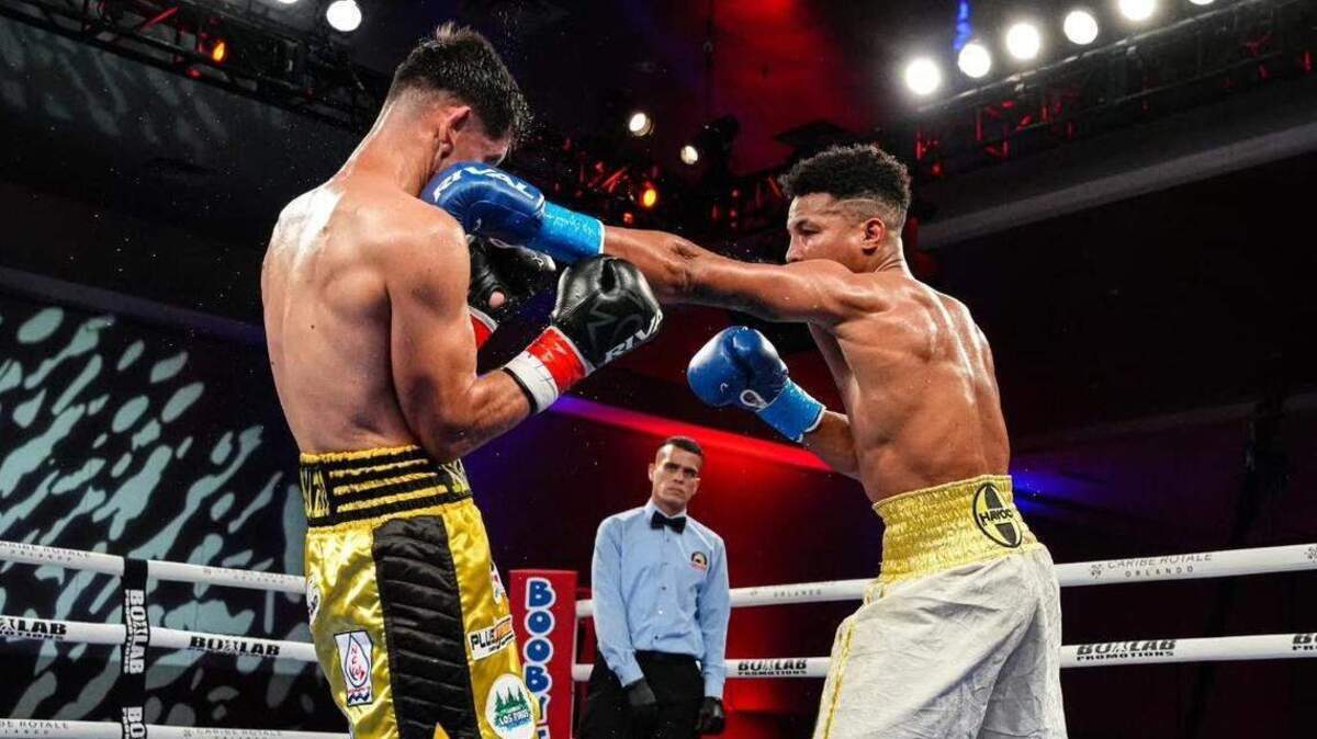 El cubano Kevin Brown (der.) superó momentos complicados para imponerse por decisión unánime a Juan Meza Angulo, en la cartelera de Boxlab Promotions celebrada en Orlando, Florida.