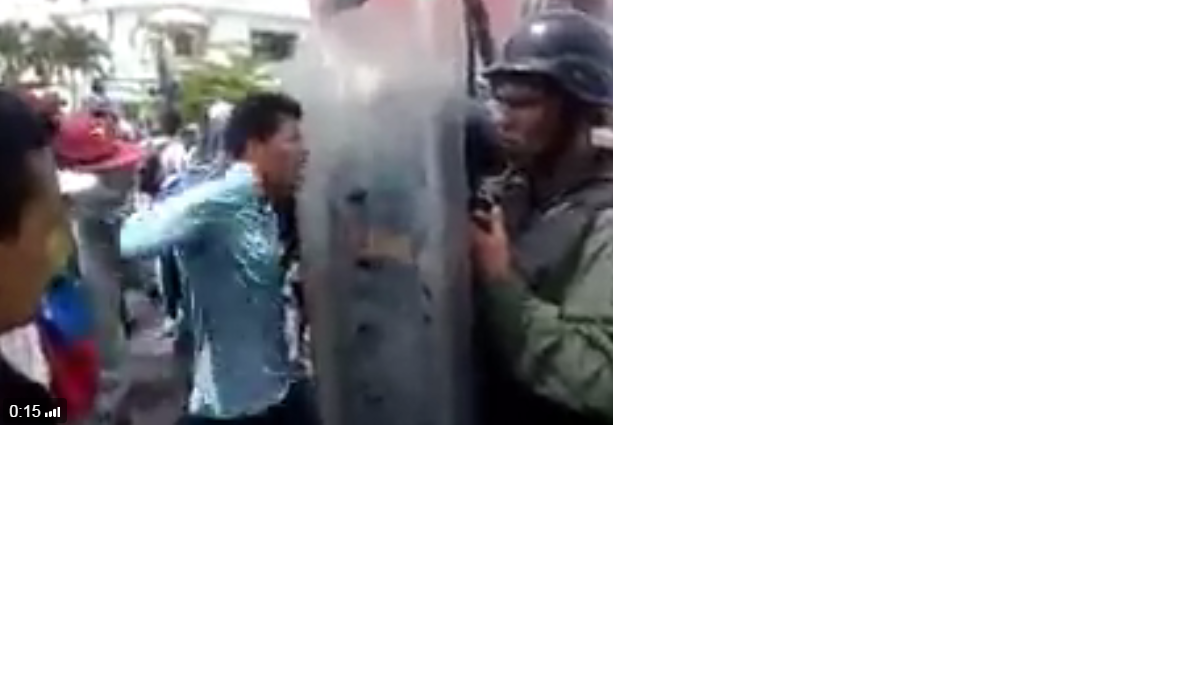 Un joven venezolano protesta frente a un grupo de guardia nacionales el miércoles 26 de octubre en la ciudad de San Cristóbal, en el oeste de Venezuela. 
