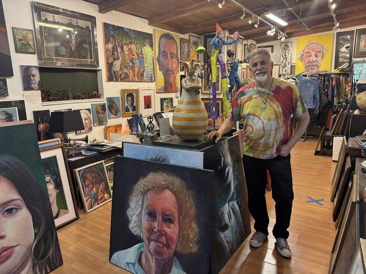 Painter Carlos Franco, owner of The Children’s Gallery & Art Center, told Miami Oculto about his experience creating and working in Cauley Square, a historic village in southwest Miami-Dade County that offers shopping and dining options surrounded by nature.