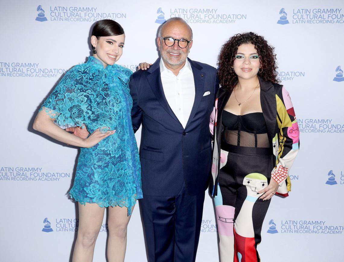 Sofia Carson, Manuel Abud, presidente de Latin Recording Academy, y Valentina García.