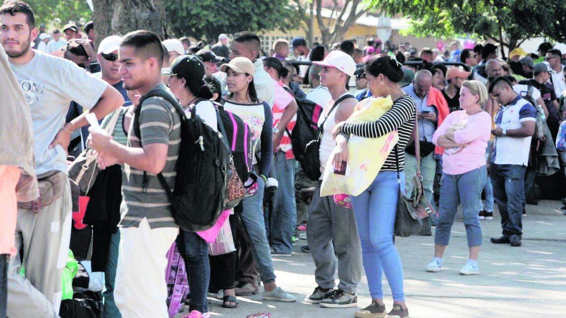 Foto de archivo. Un grupo de migrantes venezolanos esperan en fila para sellar sus pasaportes en la oficina de inmigración al lado del puente en Cúcuta, Colombia.