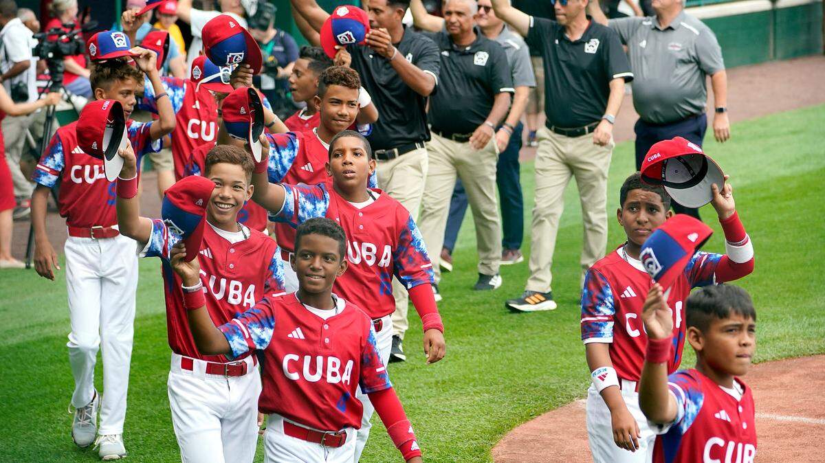 El equipo cubano Bayamo participa en la ceremonia de apertura del torneo de la Serie Mundial de Pequeñas Ligas en South Williamsport, Pensilvania, el miércoles 16 de agosto de 2023.