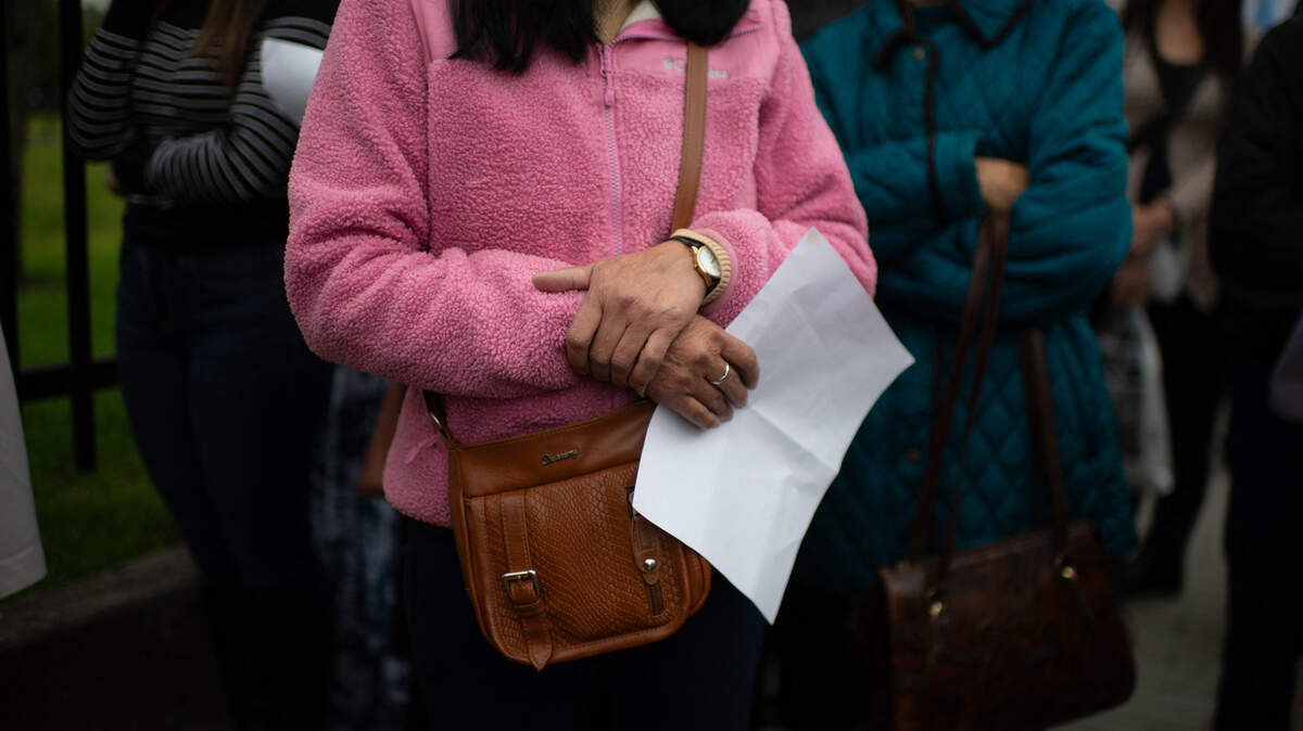 Una colombiana que tiene una cita para sacar una visa en la Embajada de Estados Unidos es informada que la cita fue cancelada, el lunes 27 de enero de 2025, en Bogotá. La emisión de visas fue cancelada por el gobierno de Trumpa debido a impasse diplomático con el gobierno colombiano.
