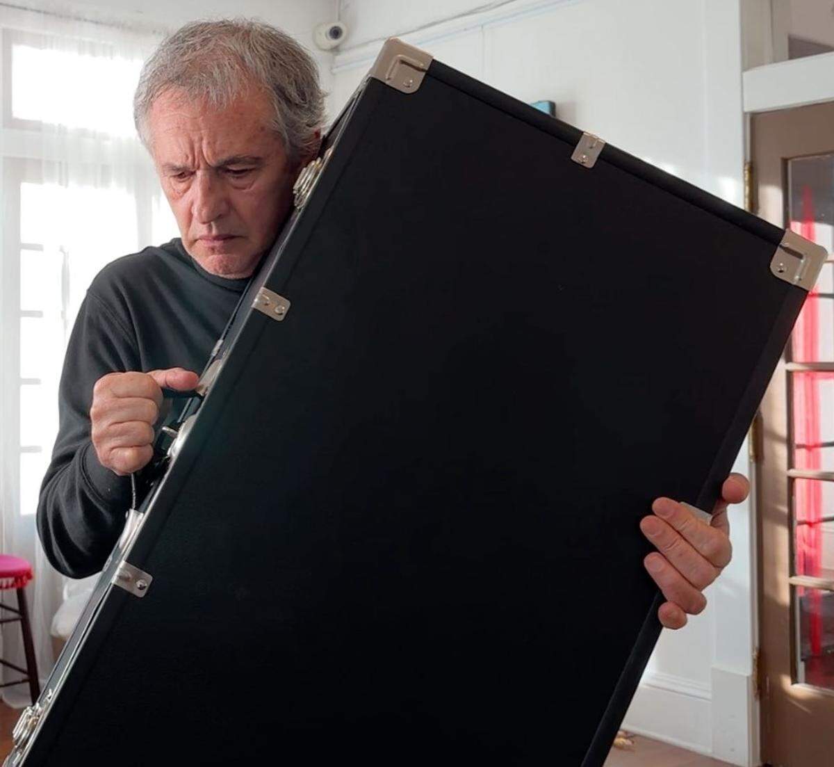 Juan David Ferrer asume el personaje de Amlet en esta versión de la obra de Rogelio Orizondo “Ayer dejé de matarme gracias a ti Heiner Müller”.