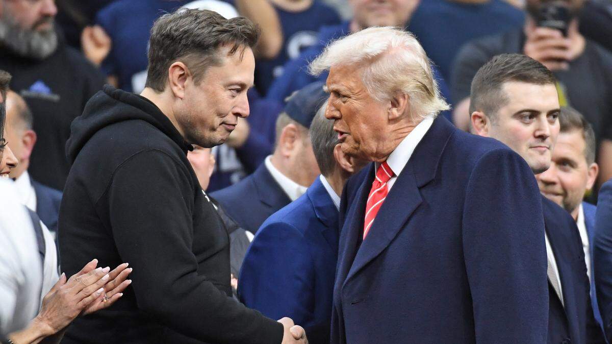 El presidente Donald Trump saluda al empresario Elon Musk durante un campeonato de lucha libre universitaria en Filadelfia, Pensilvania, el sábado 22 de marzo de 2025.