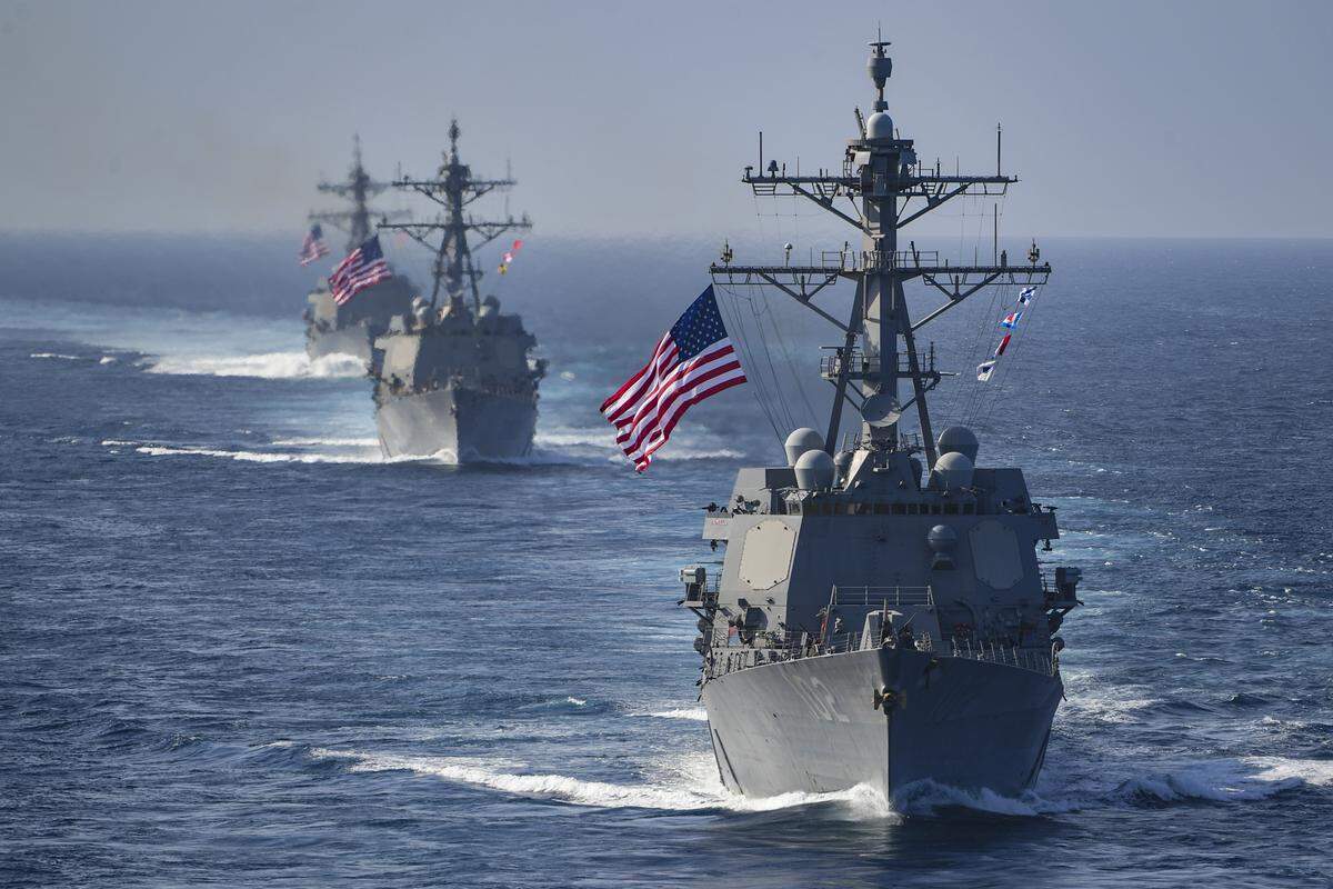El presidente Trump ha ordenado el envío de destructores de misiles guiados clase Arleigh Burke al sur del Caribe, frente a las costas de Venezuela. Esta foto de archivo del 24 de marzo de 2018 muestra a los destructores USS Preble, USS Halsey y USS Sampson en el Golfo Pérsico.