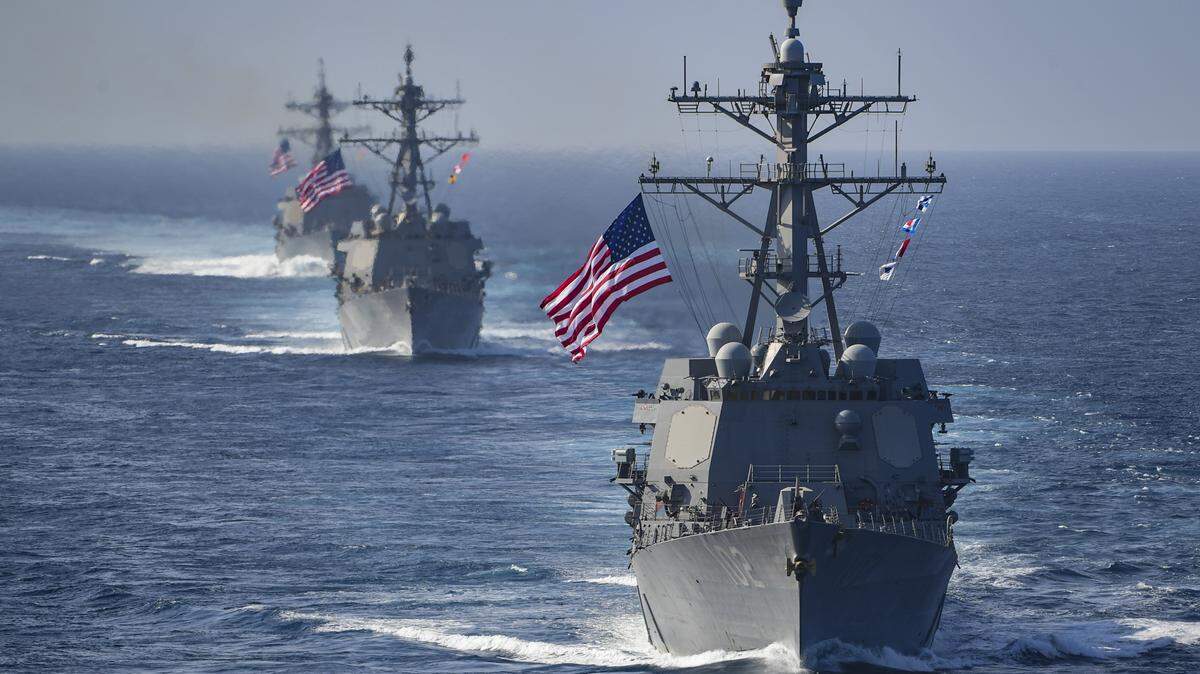 El presidente Trump ha ordenado el envío de destructores de misiles guiados clase Arleigh Burke al sur del Caribe, frente a las costas de Venezuela. Esta foto de archivo del 24 de marzo de 2018 muestra a los destructores USS Preble, USS Halsey y USS Sampson en el Golfo Pérsico.