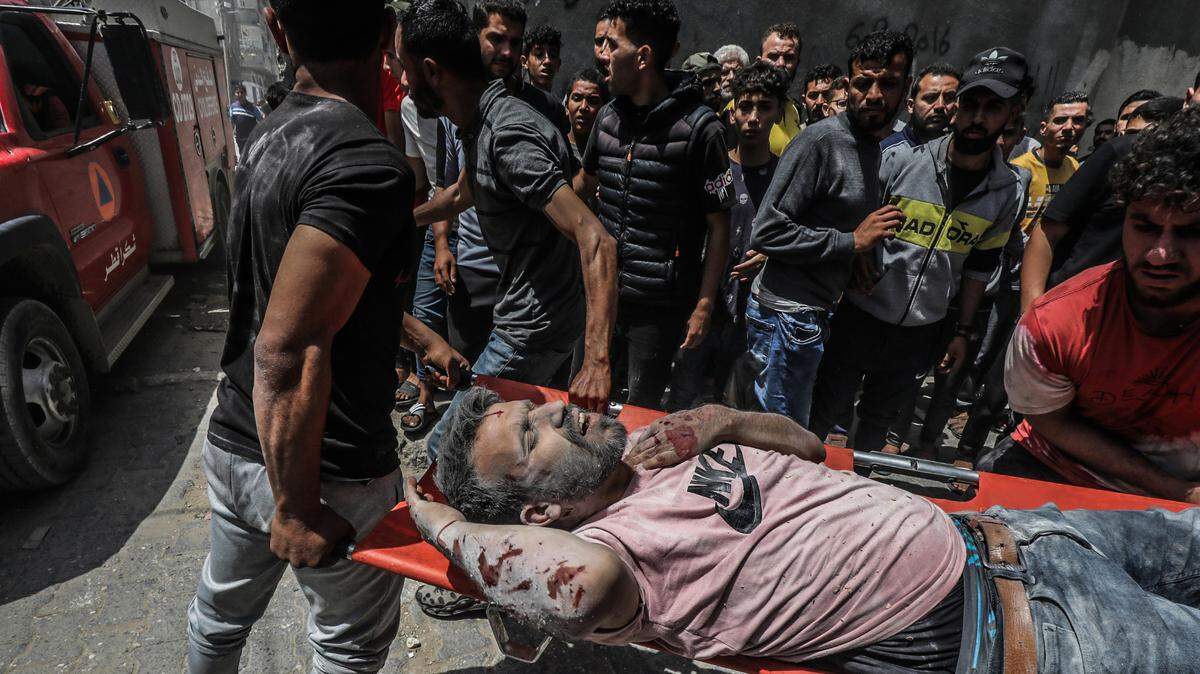 Un palestino herido en un bombardeo israelí es transportado al hospital, en Nuseirat, en el centro de la Franja de Gaza, el lunes 29 de abril de 2024.
