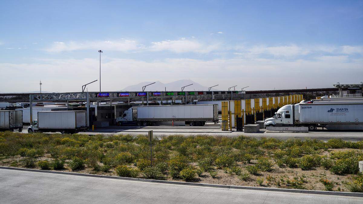 Vista de las nuevas puertas de inspección de camiones que abrieron en el Puerto de Entrada Comercial de Otay Mesa en San Diego, California, EE. UU., el 19 de abril de 2022. El gobierno de Estados Unidos amplió la capacidad del mayor puerto de entrada comercial de California, el de Otay Mesa, con una ampliación de 9 a 16 puertas de inspección simultáneas para camiones de carga que cruzan la frontera desde México.