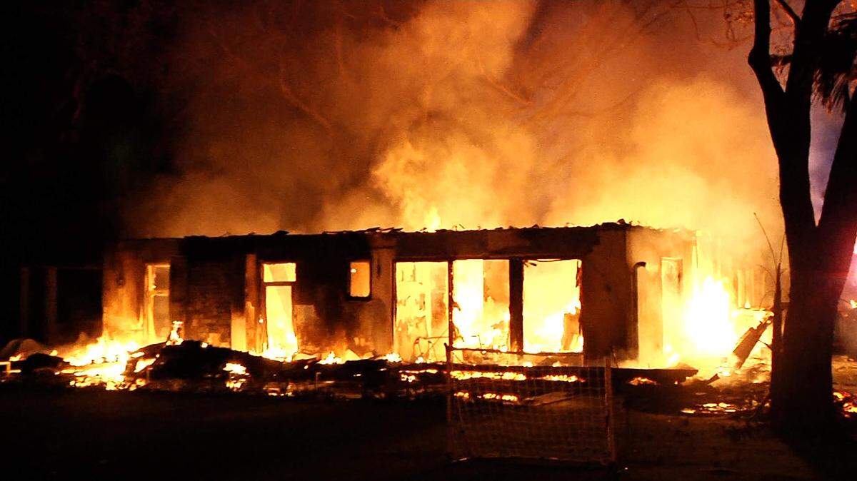 Los bomberos de Miami-Dade combatieron un incendio la madrugada del jueves en una vivienda que se cree pertenece al entrenador del Miami Heat, Erik Spoelstra, cerca de las calles Ponce y Davis en el sur del condado de Miami-Dade. Raffio Storace reliablenewsmedia@gmail.com