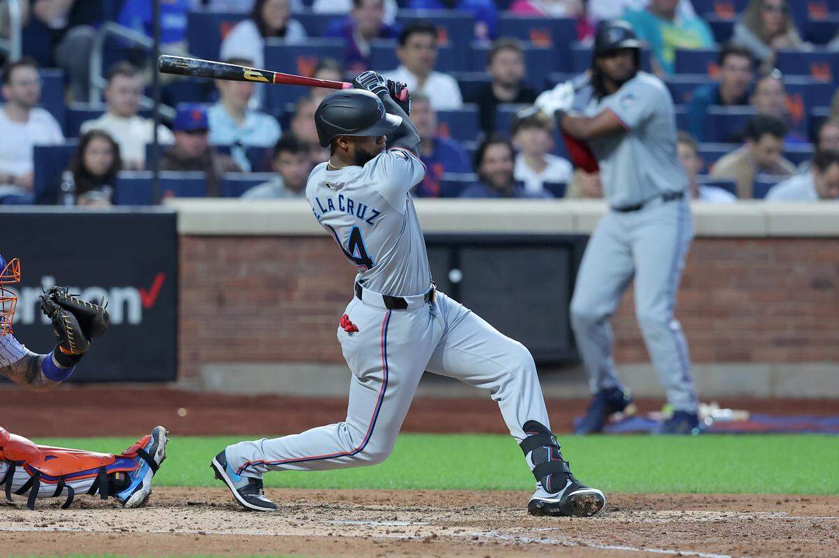 El jardinero de los Marlins de Miami Bryan de la Cruz batea un doble en el quinto inning del partido ante los Mets, celebrado el 12 de junio de 2024 en Nueva York.
