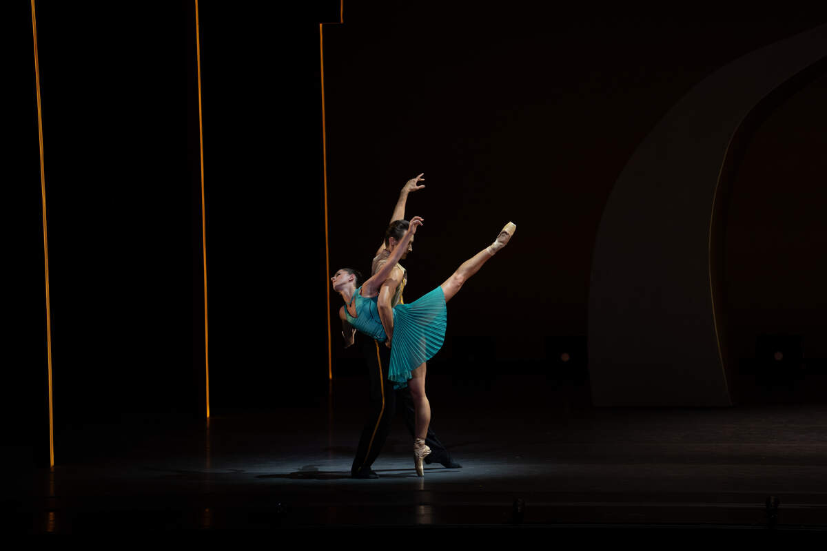 Taylor Naturkas (Micaela) y Stanislav Olshanskyi (Don José) en “Carmen”, coreografía de Annabelle López Ochoa