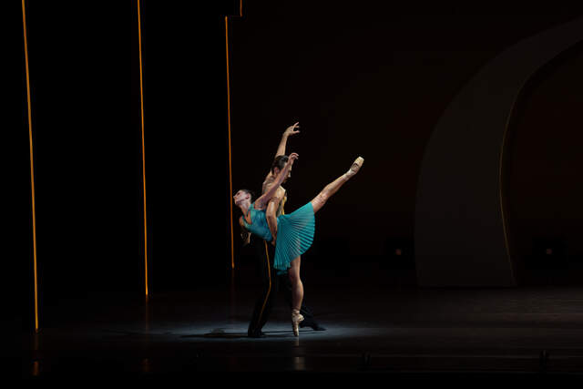  Taylor Naturkas (Micaela) y Stanislav Olshanskyi (Don José) en “Carmen”, coreografía de Annabelle López Ochoa