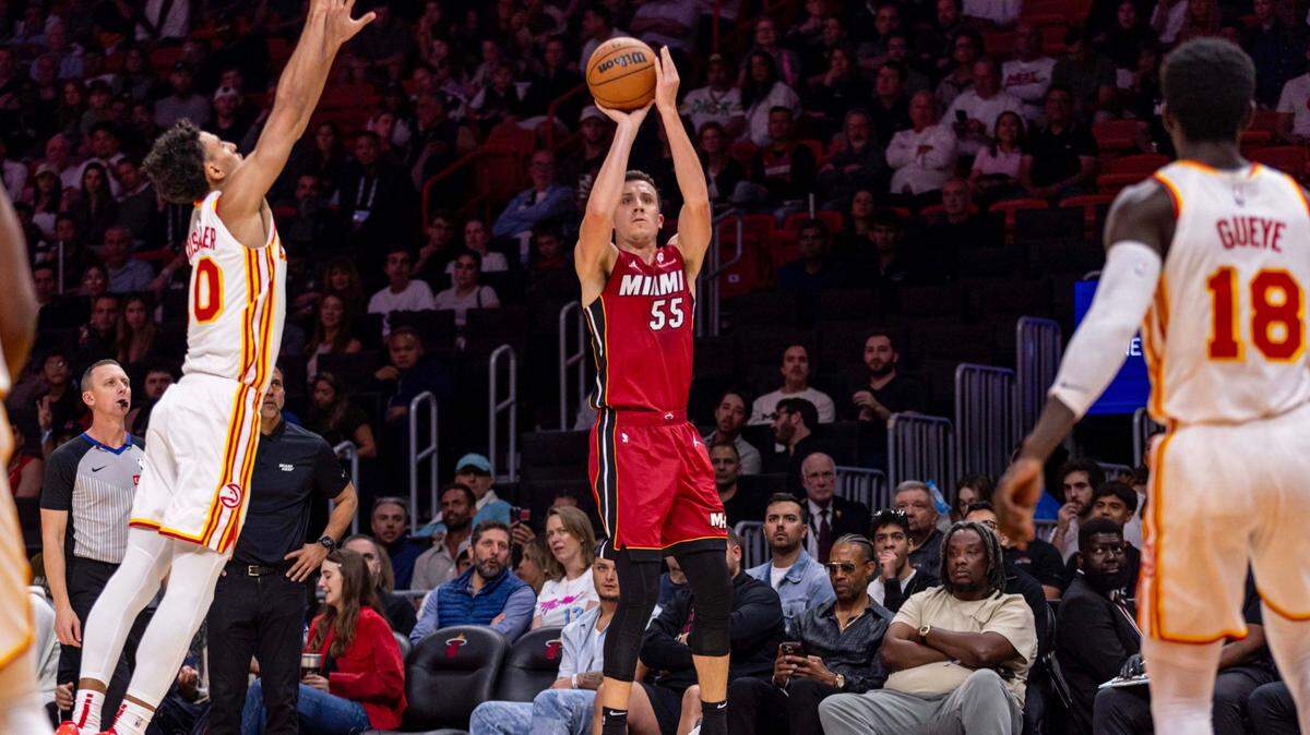 El jugador del Heat Duncan Robinson tira al aro ante la marca de Zaccharie Risacher, de los Hawks de Atlanta, en el partido de la NBA celebrado el 26 de febrero de 2025 en Miami.