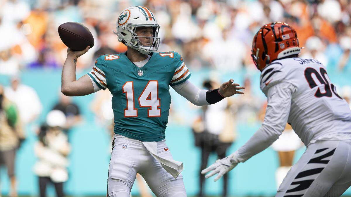 El quarterback de los Dolphins Quinn Ewers pasa el ovoide ante la marca del defensive end Cam Sample, en el partido ante los Bengals de Cincinnati celebrado el 21 de diciembre de 2025 en el Hard Rock Stadium en Miami Gardens, Florida.