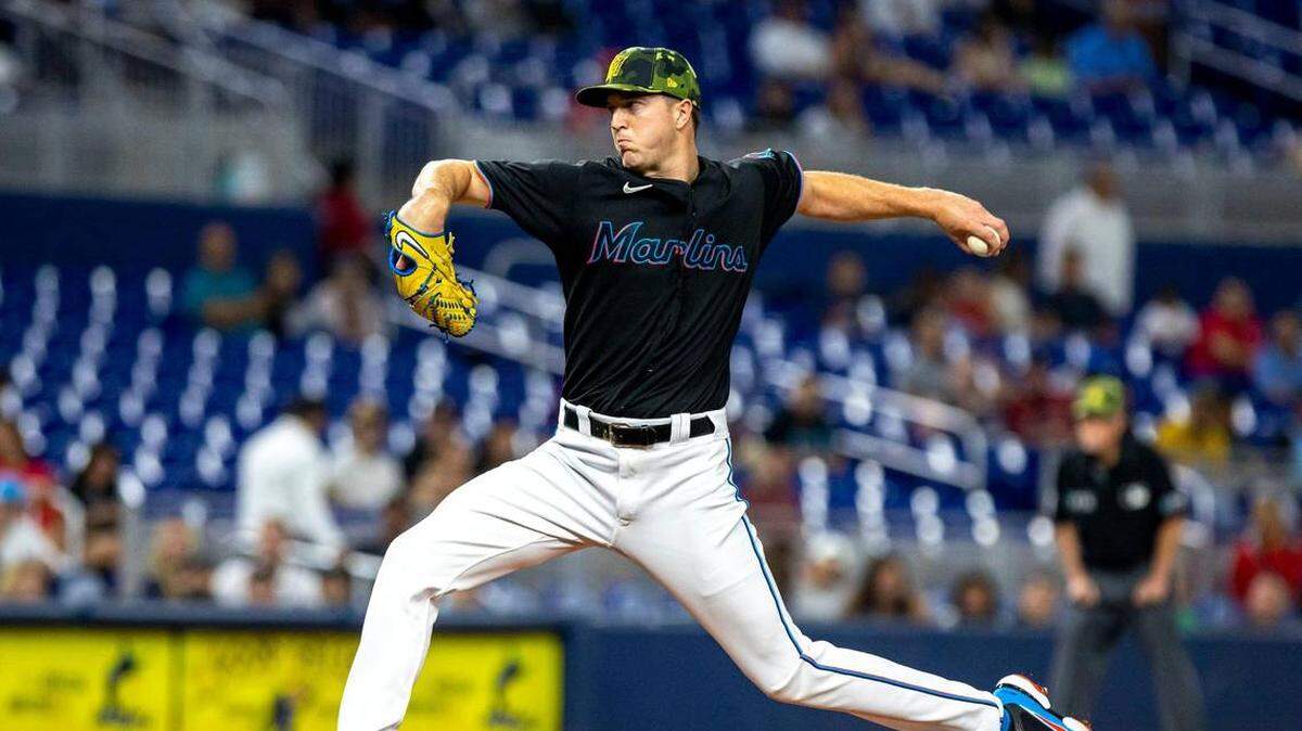 El abridor Trevor Rogers duró apenas cuatro entradas. El zurdo permitió cinco carreras, ocho hits, dio dos pasaportes y ponchó a cinco. Permanece sin victorias en cinco decisiones de su carrera contra Atlanta.