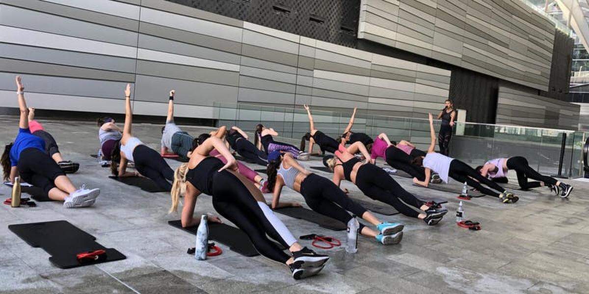 Yoga gratis en Bayfront Park todos los lunes, miércoles y sábados. También hay yoga gratis los sábados por la mañana en Coconut Grove en el parque Kennedy y los miércoles y sábados por la noche en el parque Margaret Pace.