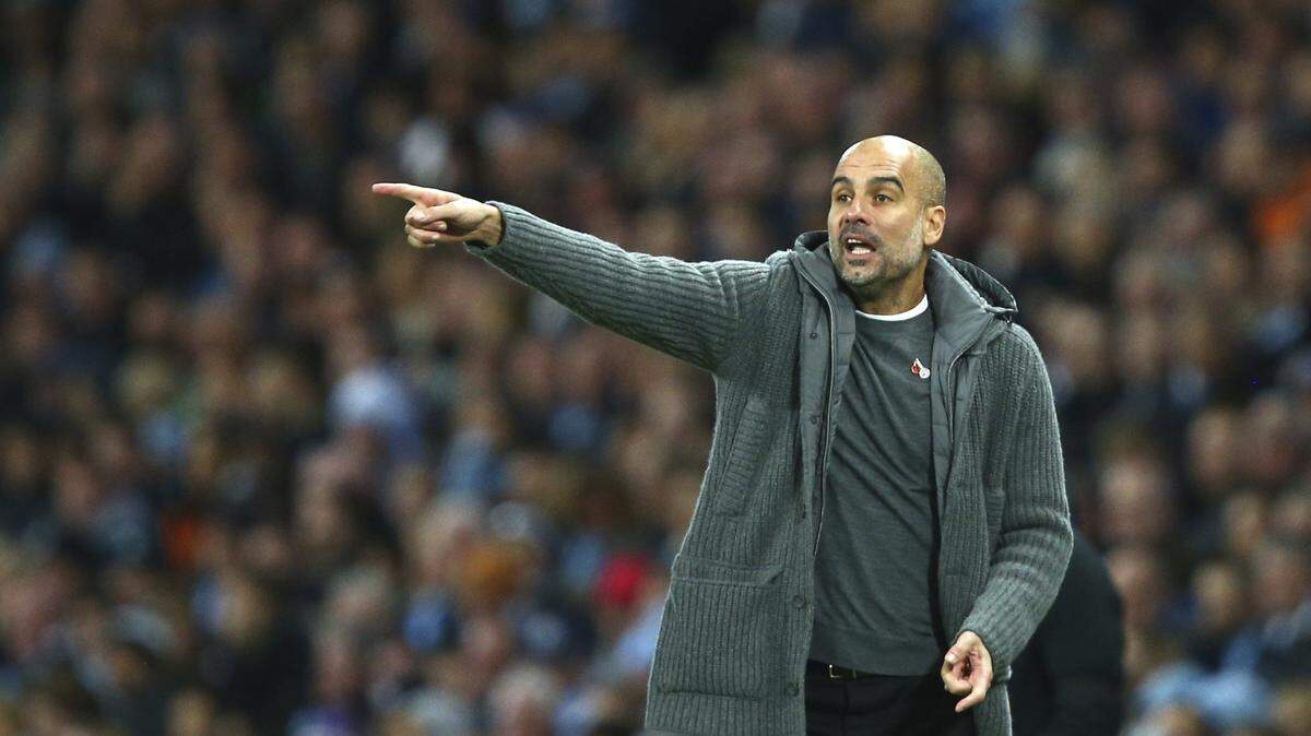 El entrenador del Manchester City Pep Guardiola da instrucciones a los jugadores en el partido ante el Manchester United, el 11 de noviembre de 2018.