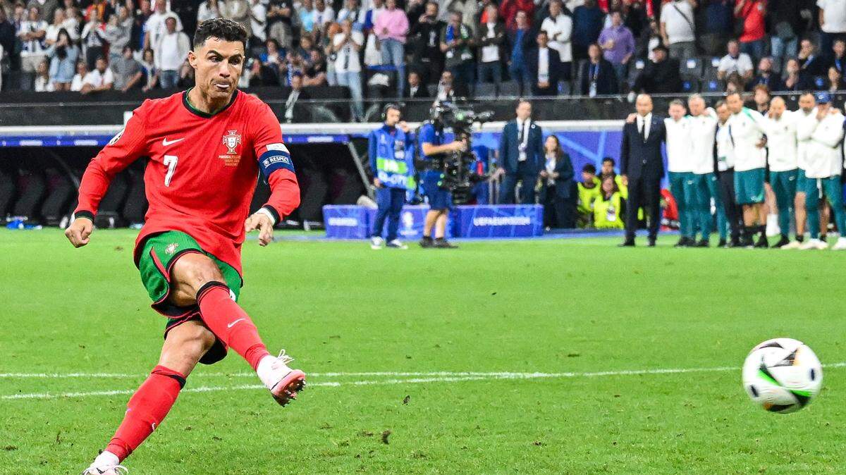 El delantero de Portugal Cristiano Ronaldo cobra un penal ante Eslovenia, en el partido de la Eurocopa celebrado el 1ro de julio de 2024 en Fráncfort, Alemania.