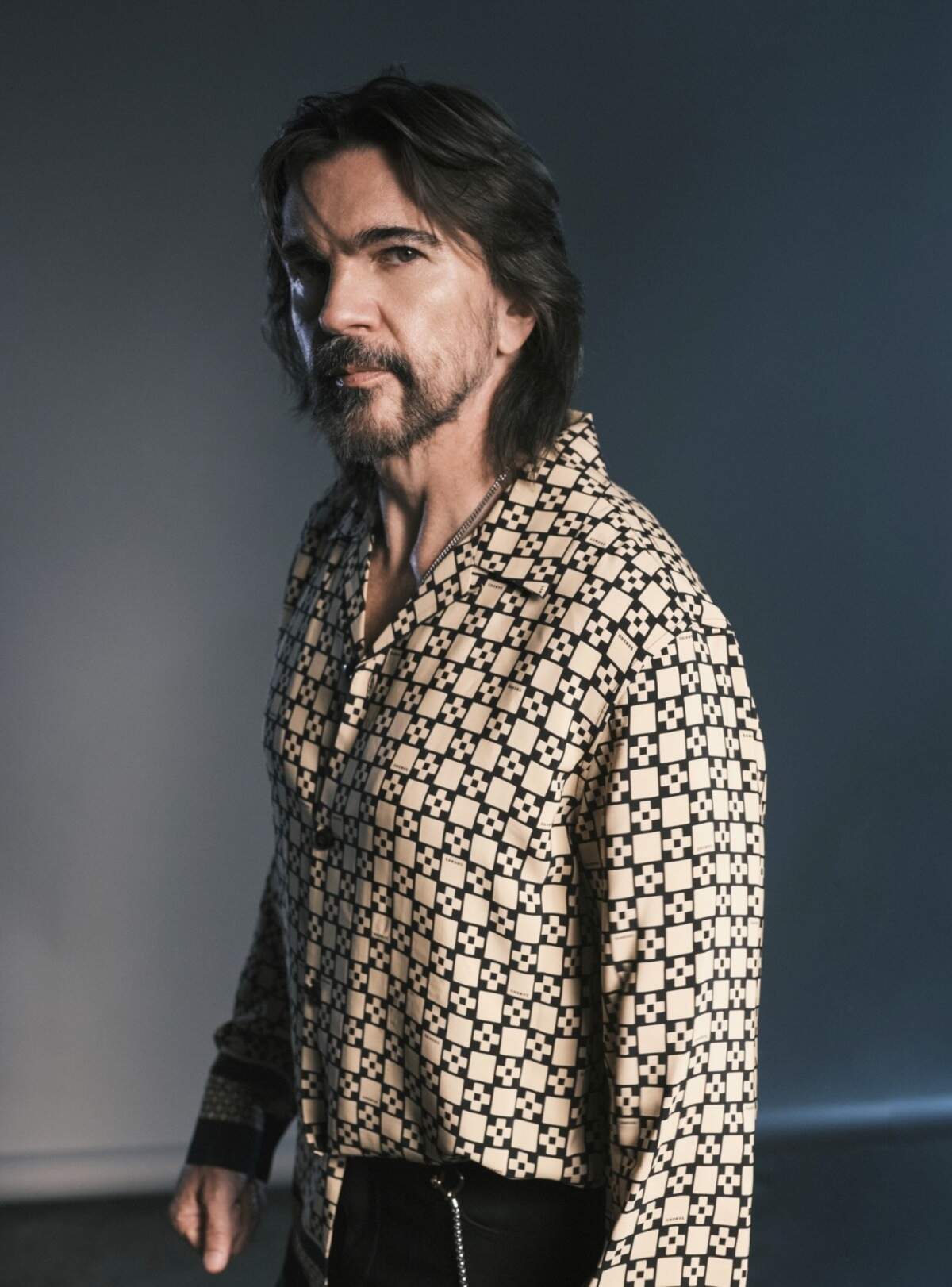 La selección marca una mirada introspectiva o una vuelta a las raíces de Juanes.