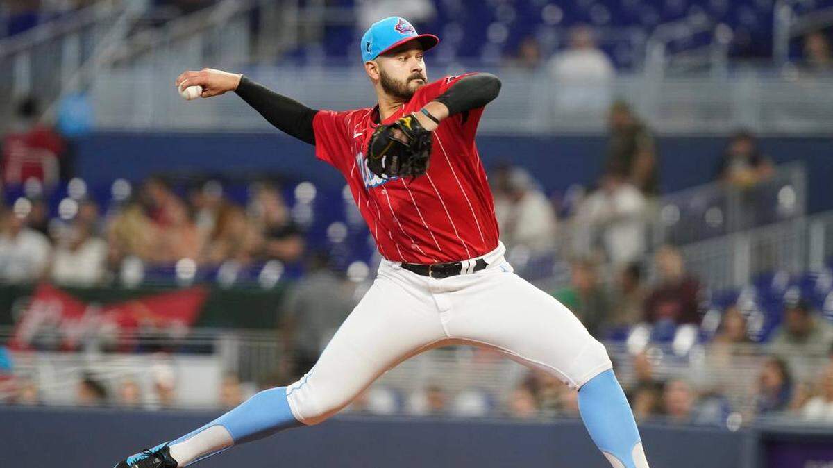 El lanzador abridor de los Marlins de Miami, Pablo López (49), realiza un lanzamiento durante la primera entrada de un partido de béisbol contra los Gigantes de San Francisco, el sábado 4 de junio de 2022 en Miami.