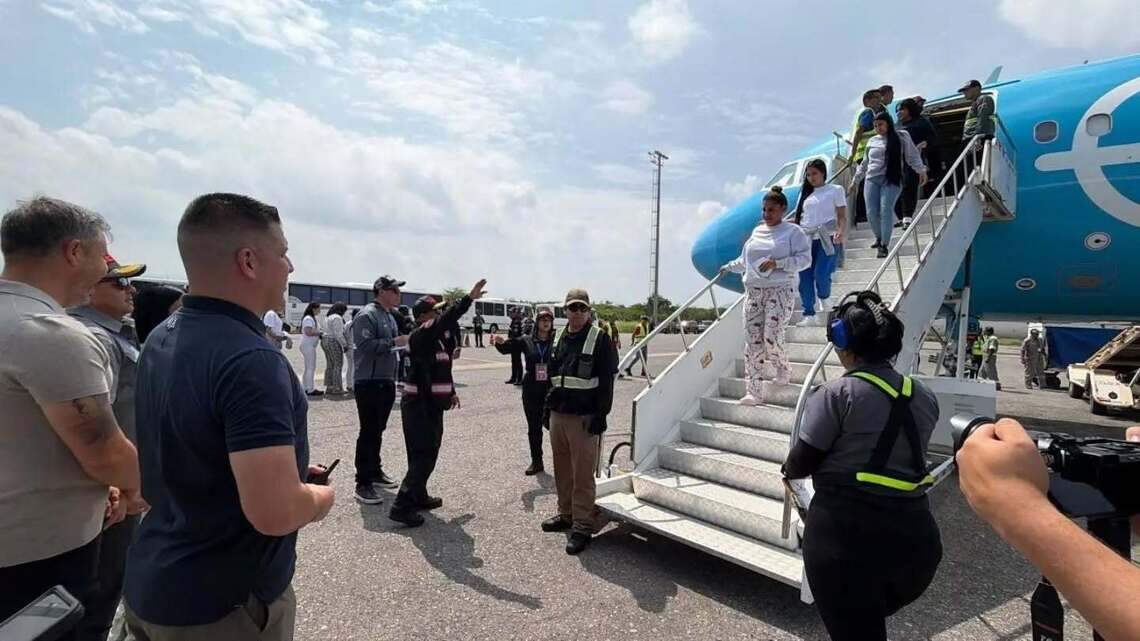 Primer vuelo con deportados llega a Venezuela tras sismos. Activistas critican la medida