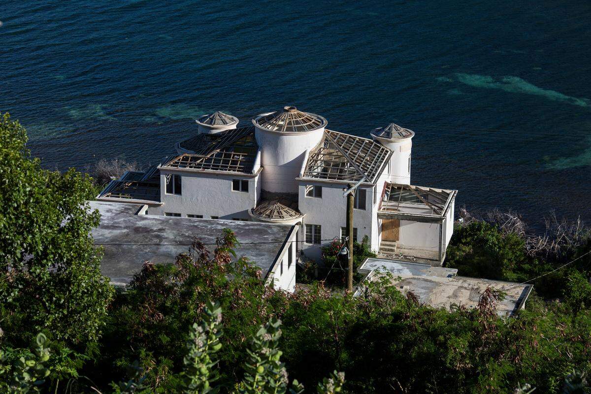 Un año después, la vegetación está de vuelta, pero las colinas exuberantes de Tórtola siguen marcadas con las casas que quedaron devastadas por los vientos de 286 kilómetros por hora del huracán Irma. Algunas son residencias vacacionales abandonadas, según los funcionarios locales. Otras las abandonaron los residentes que huyeron de la isla.