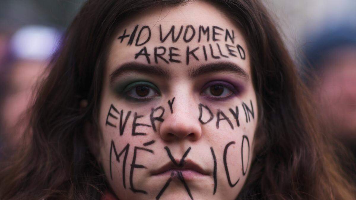 Una mexicana posa con un mensaje pintado en su cara que dice: “Más de 1o mujeres son asesinadas cada día en México”, durante un acto por el Día Internacional de la Mujer celebrado en Berlín, Alemania, el 8 de marzo de 2023.