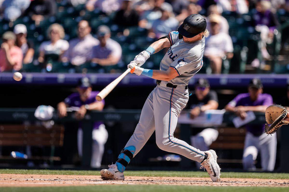 El jardinero de los Marlins de Miami Kyle Stowers batea un hit en el tercer inning del partido ante los Rockies, celebrado el 29 de agosto de 2024 en el Coors Field en Denver, Colorado.